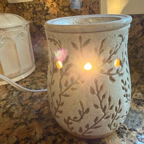 Scentsy Cream Ceramic Botanical Electric Warmer - Picture 2 of 6
